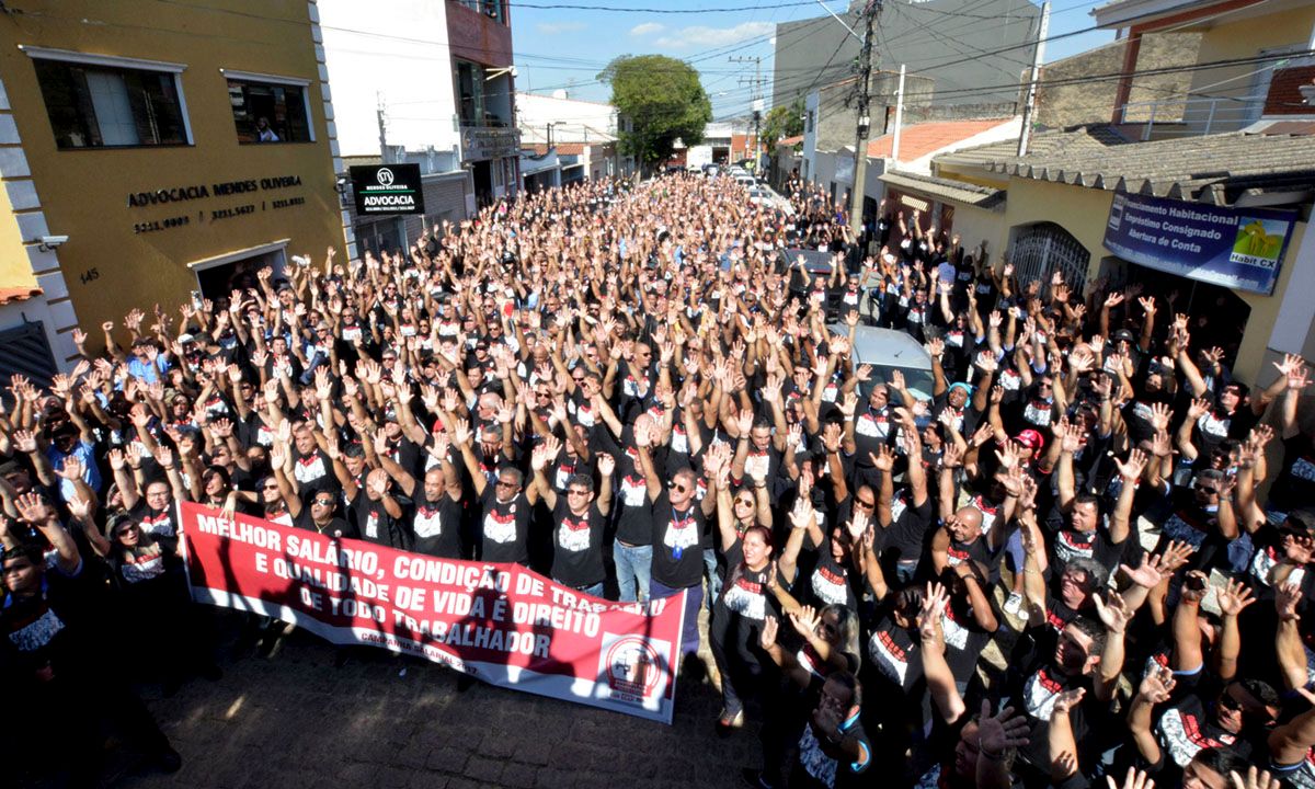 Continuidade da greve foi aprovada por unanimidade; mais de 700 trabalhadores do transporte participaram da assembleia nesta quinta-feira 