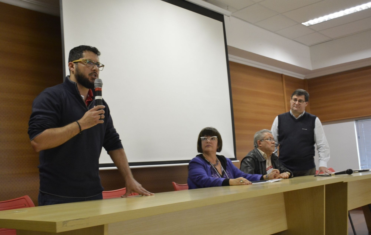 Mesa: o secretário de finanças do SMetal, Tiago Nascimento, secretária municipal de Igualdade e Assistência Social, Cintia de Almeida, vereador Luis Santos e o presidente do Conselho Municipal, Heitor Beranger Júnior 