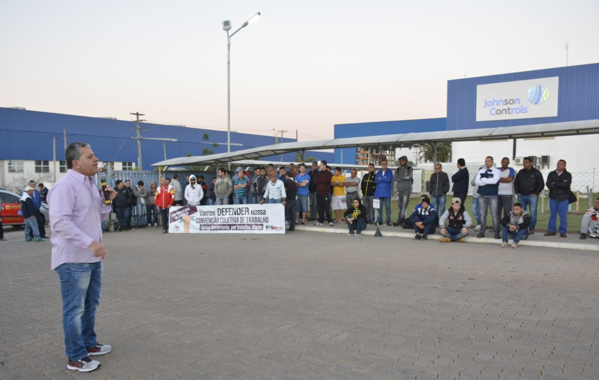 Secretário de organização do SMetal, Izídio de Brito, com os trabalhadores da Johnson Controls, durante protesto contra acidentes