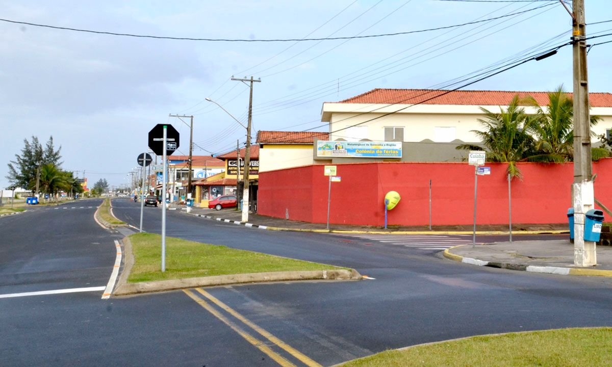 A Colônia de Férias do SMetal fica no Balneário Britânia, em Ilha Comprida, na avenida em frente ao mar