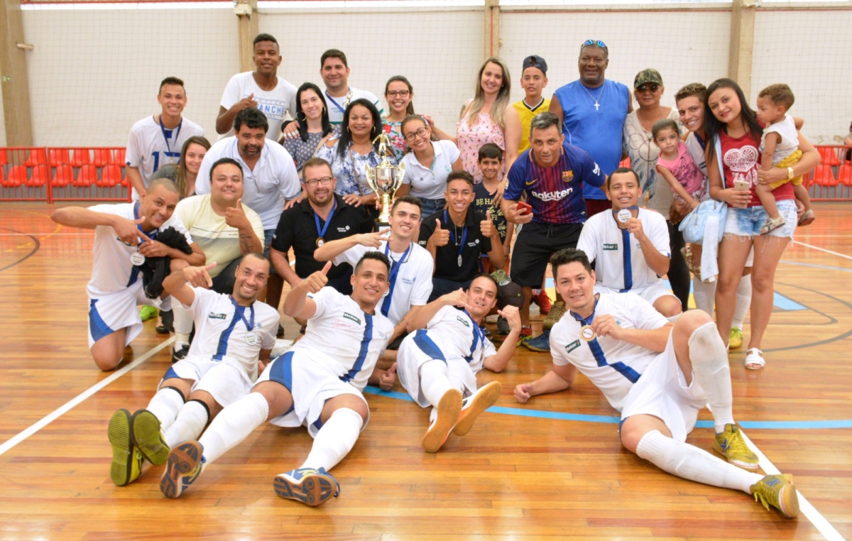 A equipe campeã Johnson Controls com familiares e amigos após a entrega da Taça