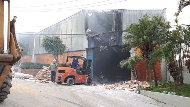 De acordo com os bombeiros, até a manhã desta segunda, não havia informação sobre feridos