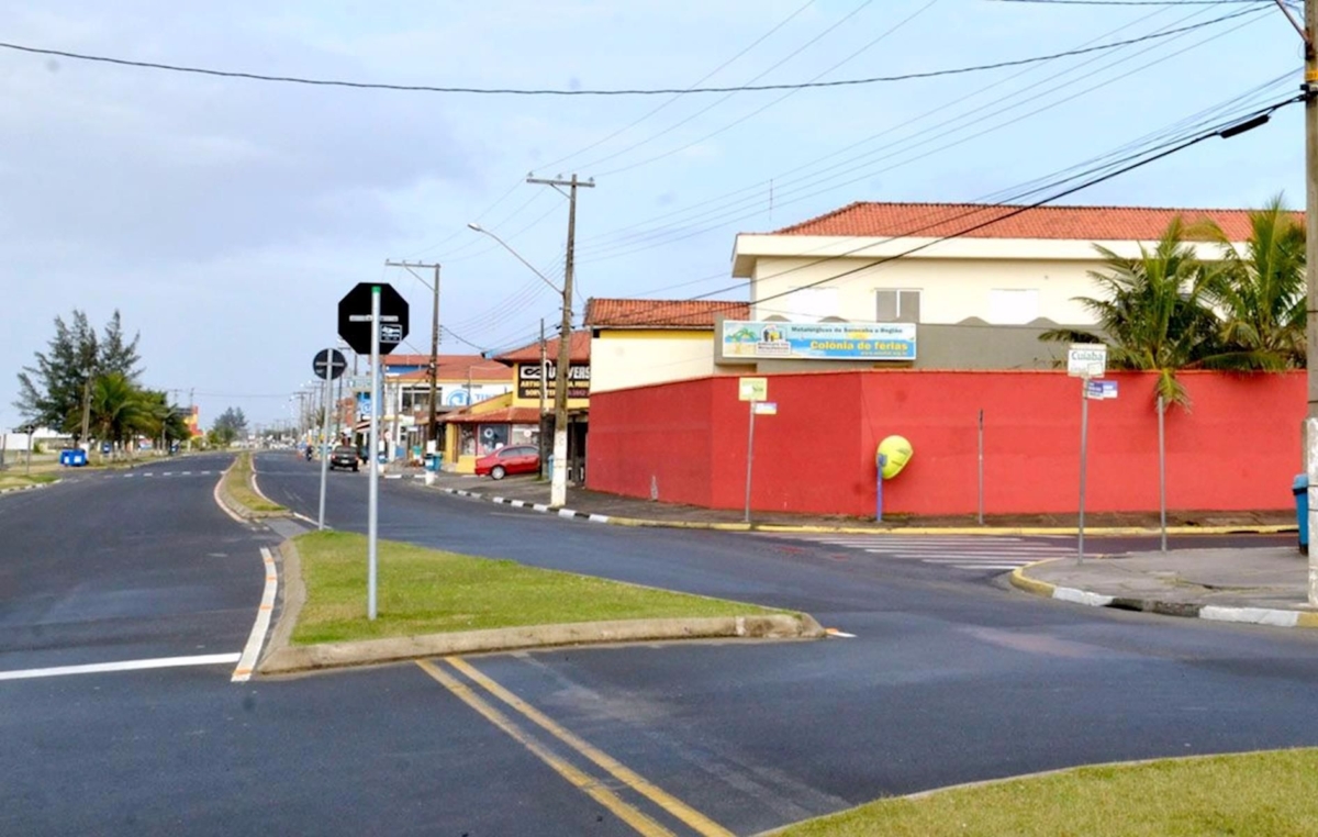 Localizada à beira-mar, a Colônia tem 40 apartamentos e dispõe de estacionamento, duas piscinas, salão de jogos, churrasqueira e quiosques