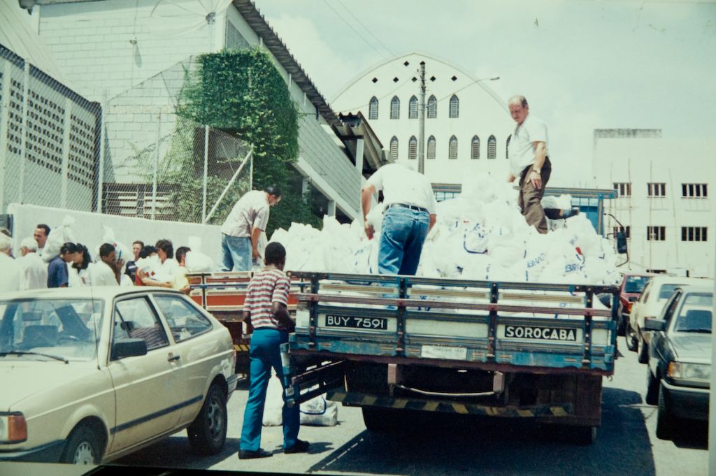 Mutirão de coleta de alimentos da Campanha Natal Sem Fome realizado em 1995, em Sorocaba