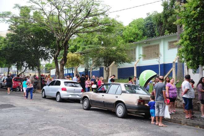 A fila é grande nos postos de vacinação em Votorantim. Pode levar até duas horas para receber a imunização