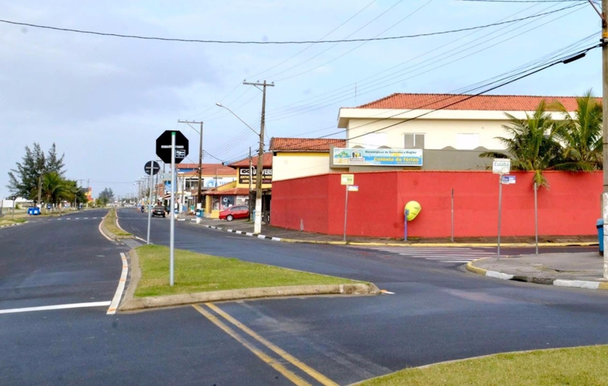 Localizada à beira-mar, a Colônia tem 40 apartamentos e possui estacionamento, duas piscinas, salão de jogos, churrasqueira e quiosques