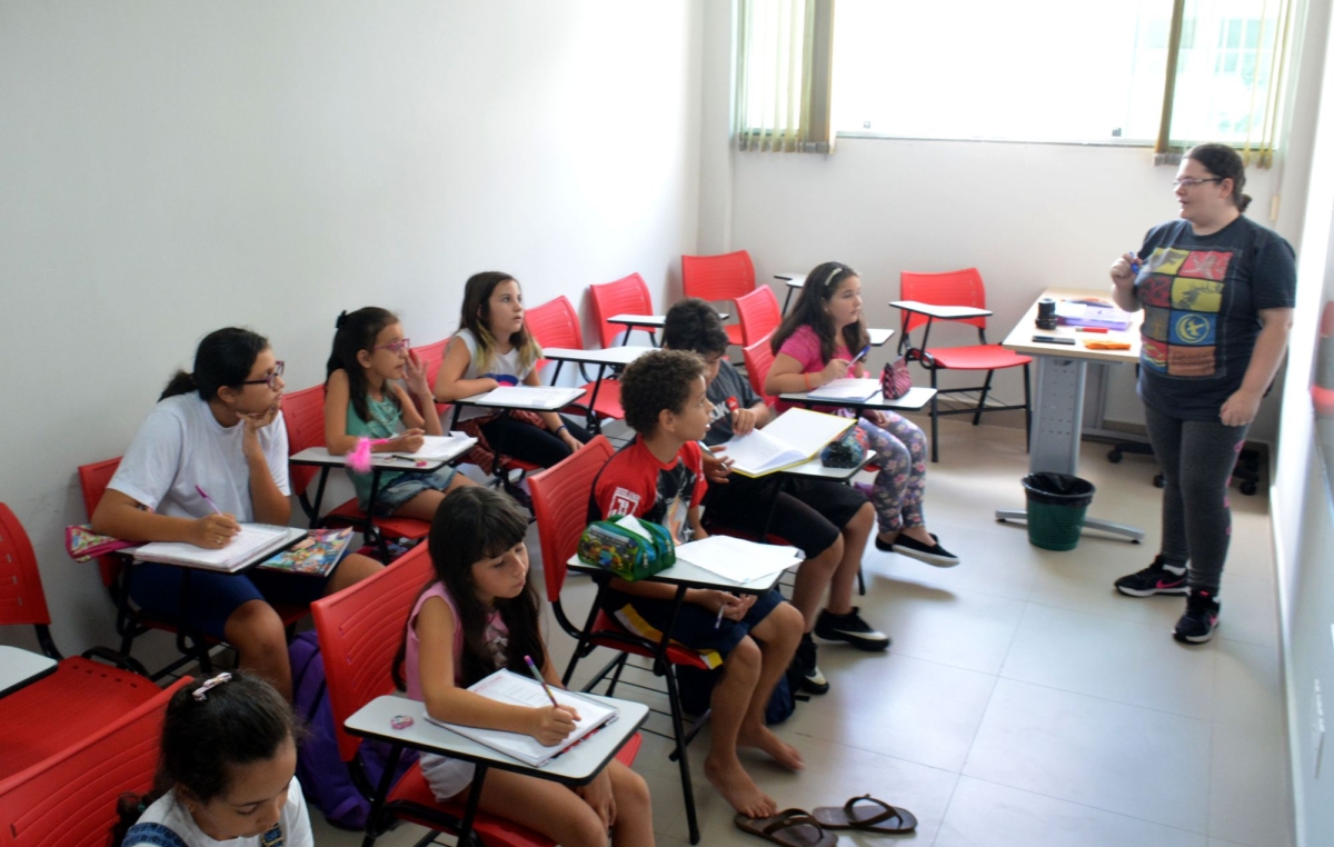 A professora Ariana dá aula para crianças de 8 a 11 anos