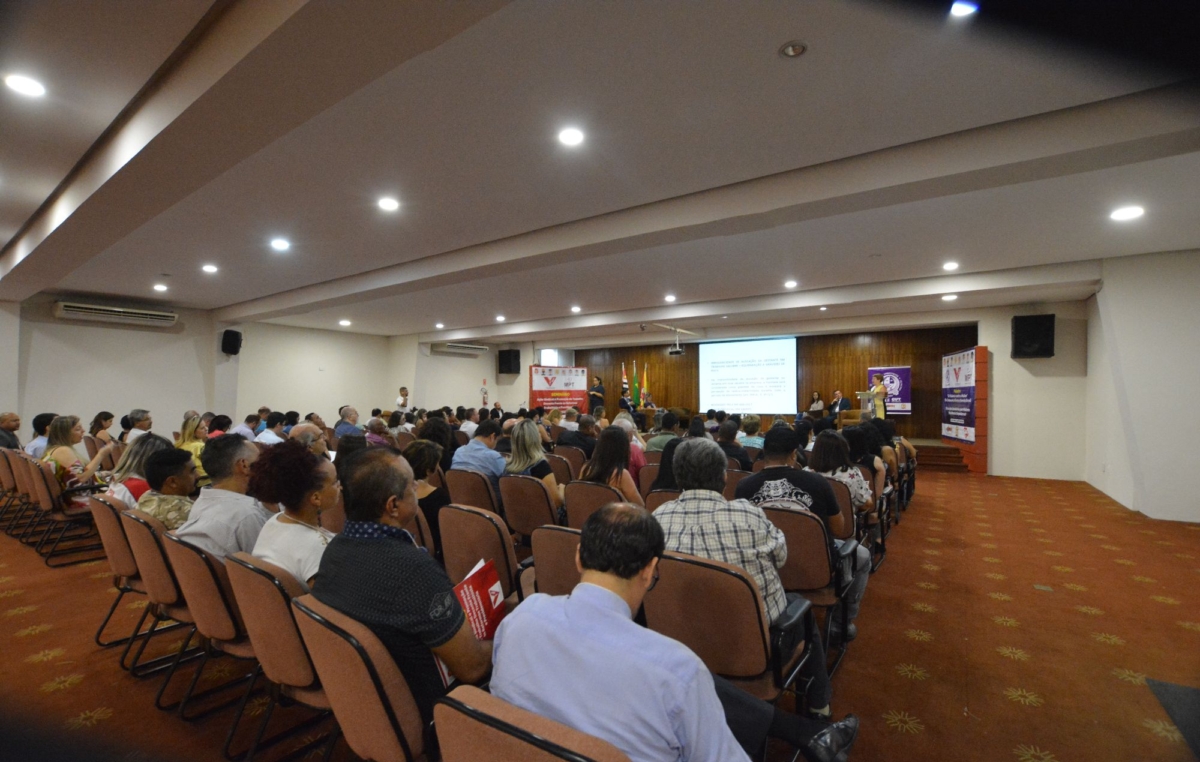 Com auditório lotado, o seminário debateu os desafios da ação sindical