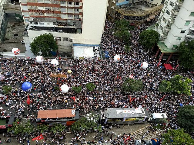 Durante o ato, os servidores públicos municipais lamentaram a violência policial contra professores e homenagearam com um minuto de silêncio a vereadora Marielle Franco (Psol), executada a tiros nesta quarta-feira (14) no Rio de Janeiro