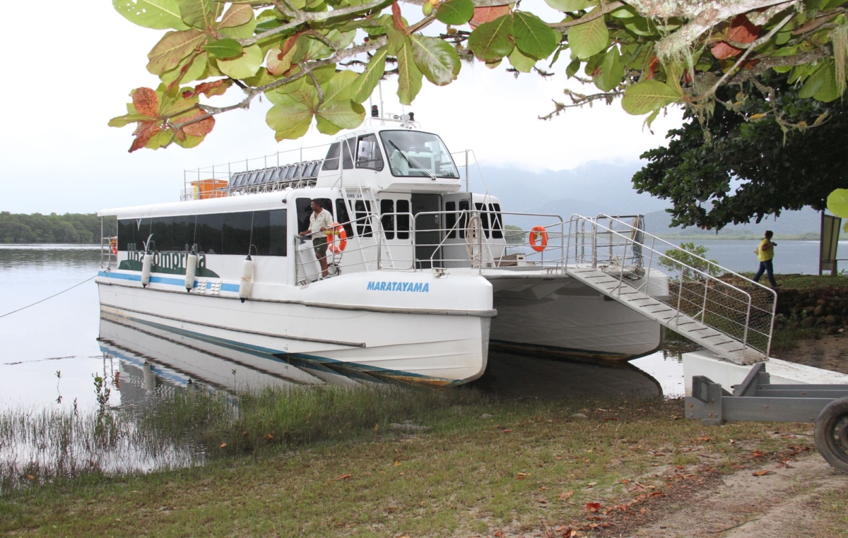 Catamarã é uma opção de lazer na Ilha Comprida