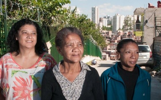 Rosana, Maria Elisa e Ângela, moradoras de Paraisópolis, gastam mais da metade do dinheiro do Bolsa Família no botijão de gás; todo dia, só arroz e feijão