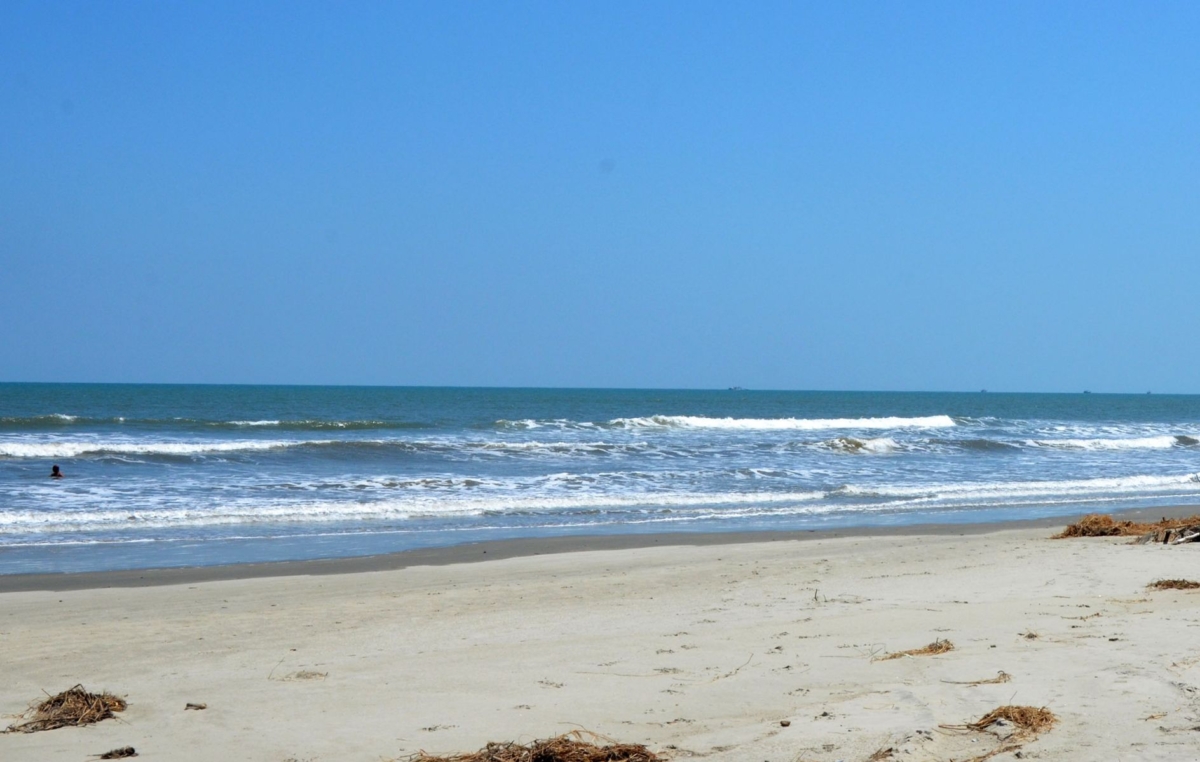 Colônia do SMetal fica em frente à praia, tem duas piscinas, estacionamento, churrasqueiras e playground para crianças