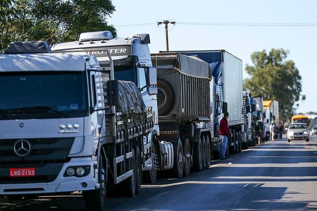 anifestação de caminhoneiros no Rio de Janeiro por conta do preço do diesel 