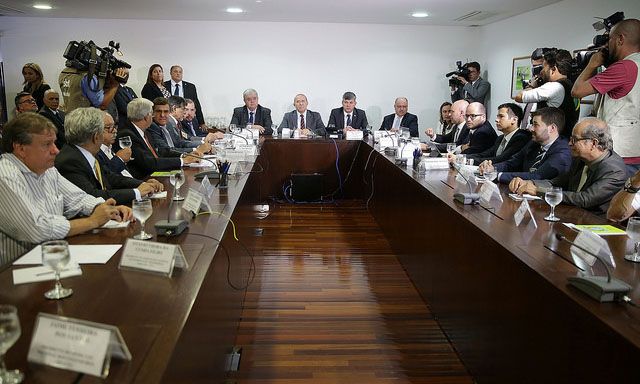 Ministros de Temer tentam negociar, sem sucesso, o fim da paralisação com os representantes dos caminhoneiros