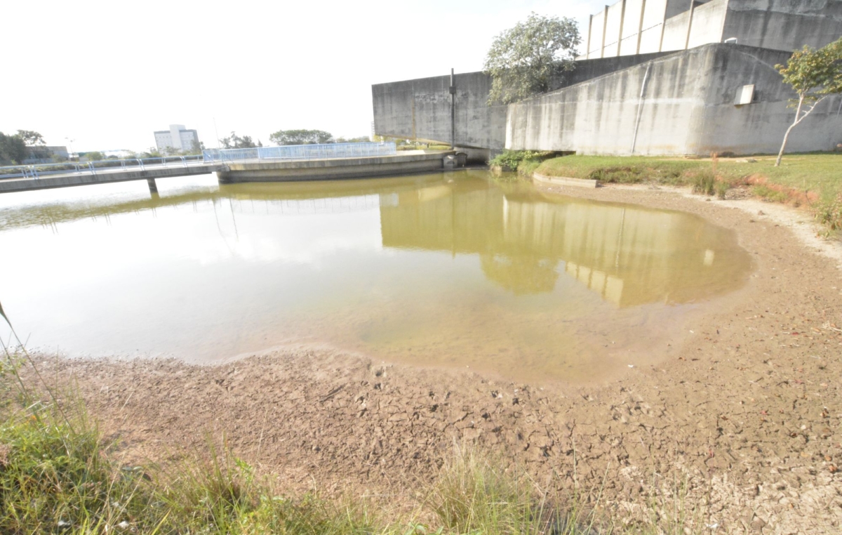 Há mais de 40 dias sem chuvas significativas em Sorocaba e olha a situação do lago que fica entre a Câmara e o Paço