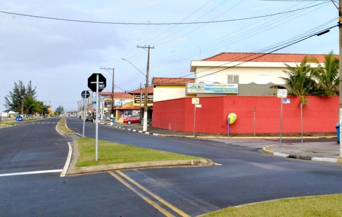 A colônia do SMetal fica na avenida principal, onde há comércio de restaurantes e outras lojas