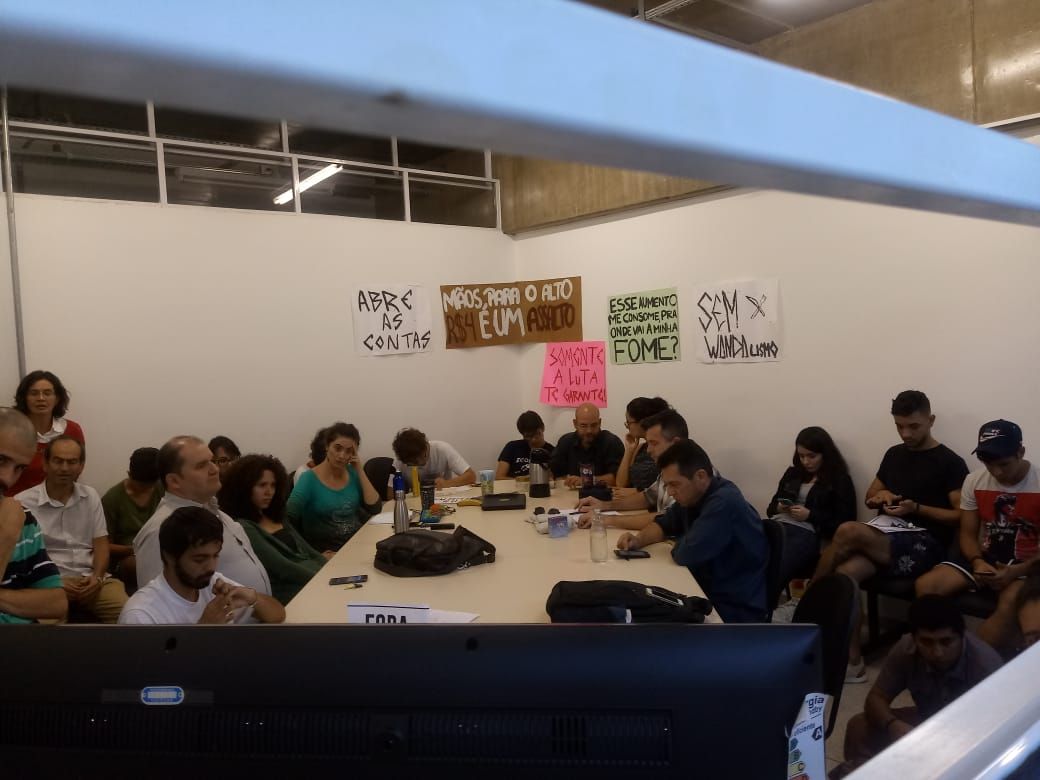 Durante exaustiva reunião do Conselho Universitário estudantes conseguem barrar o aumento abusivo