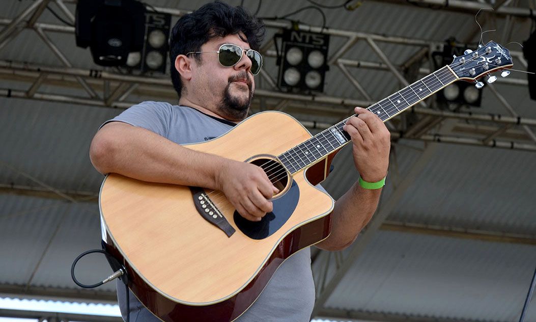 Aos oito anos, Rolando começou os estudos de violão clássico e a partir daí passou a aprofundar o conhecimento de instrumentos e ritmos 