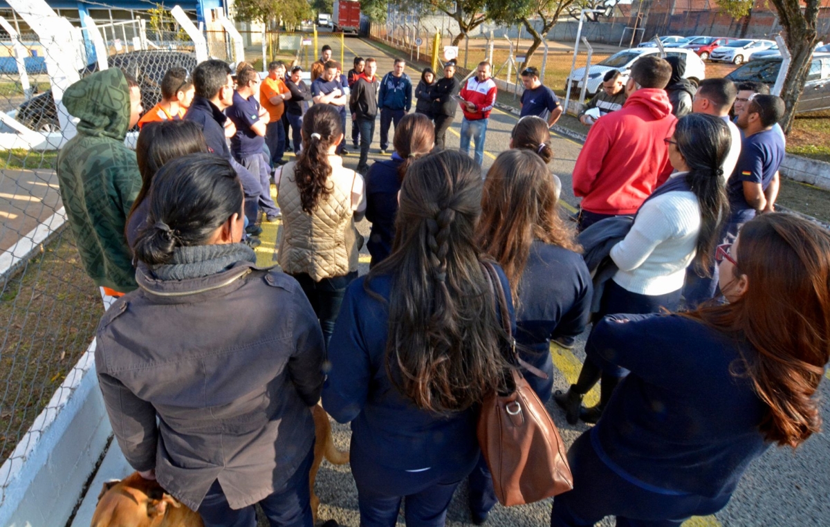 A assembleia com os trabalhadores da Mekra Lang aconteceu na terça-feira, dia 1 de agosto, em frente à fabrica