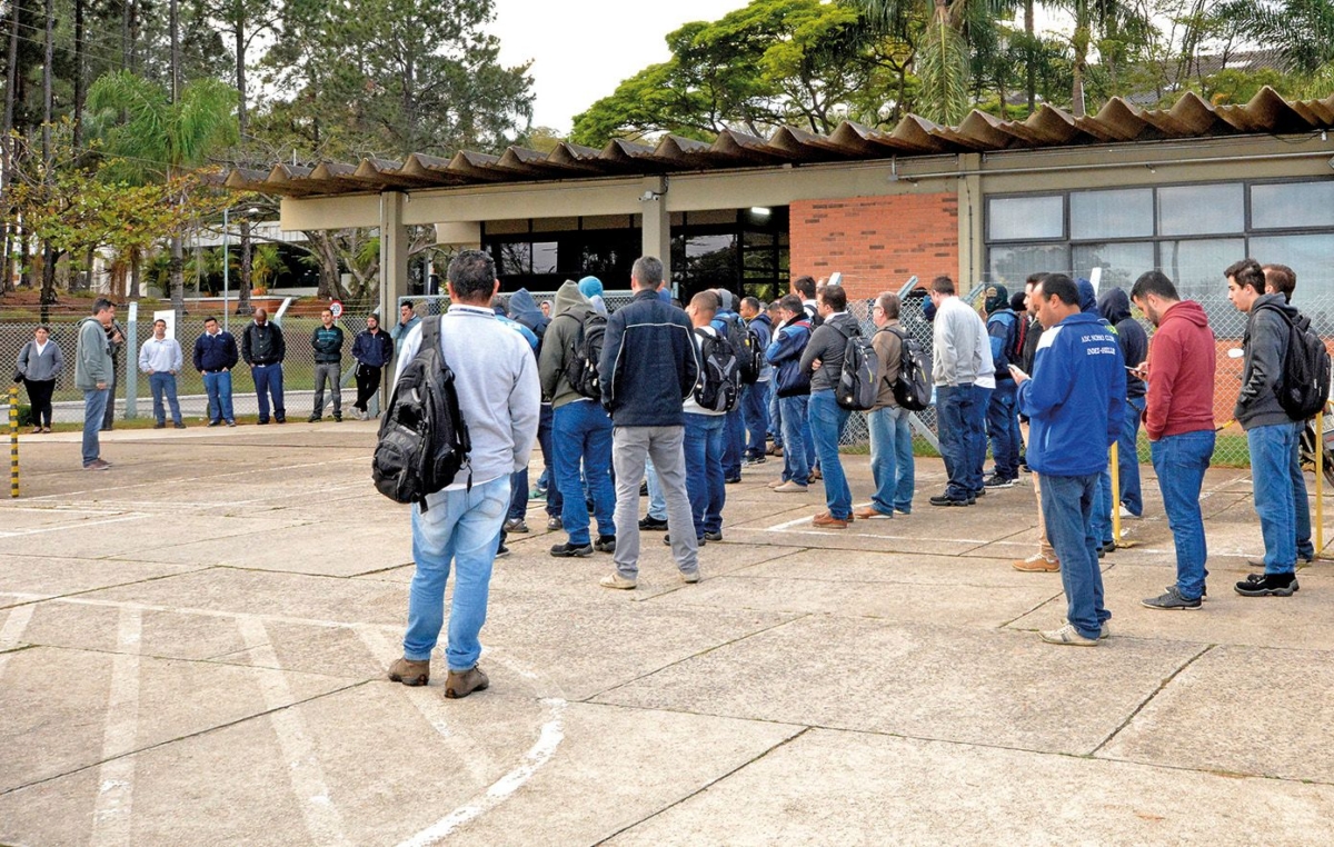 Assembleia: Na quarta-feira, dia 5, o SMetal esteve na Heller e defendeu a manutenção dos direitos e aumento real.