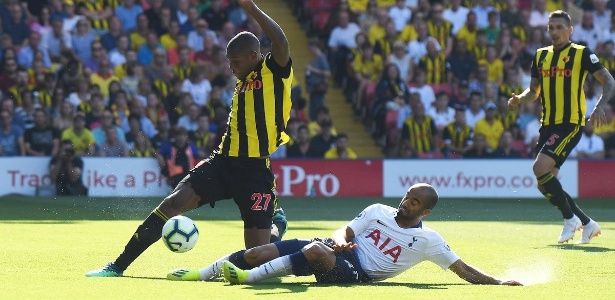 O jogador Lucas Moura discute com torcedores do clube inglês seu apoio ao candidato racista