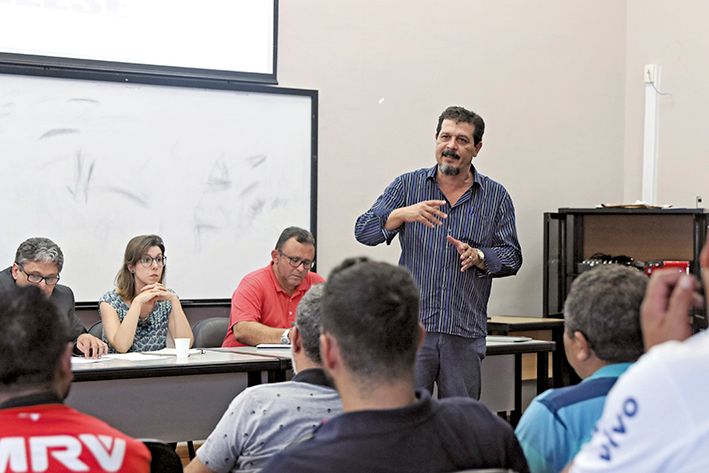 Luizão, da FEM/CUT, afirma que além do reajuste é preciso garantir uma boa Convenção Coletiva, em reunião no Centro de Formação Celso Daniel, no ABC