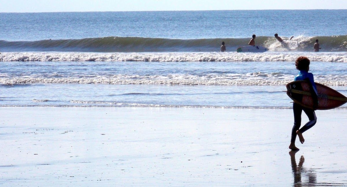 Se quiser aproveitar o período na Colônia de Férias para fazer aulas de surf, professor garante que as ondas da Ilha são adequadas para o aprendizado