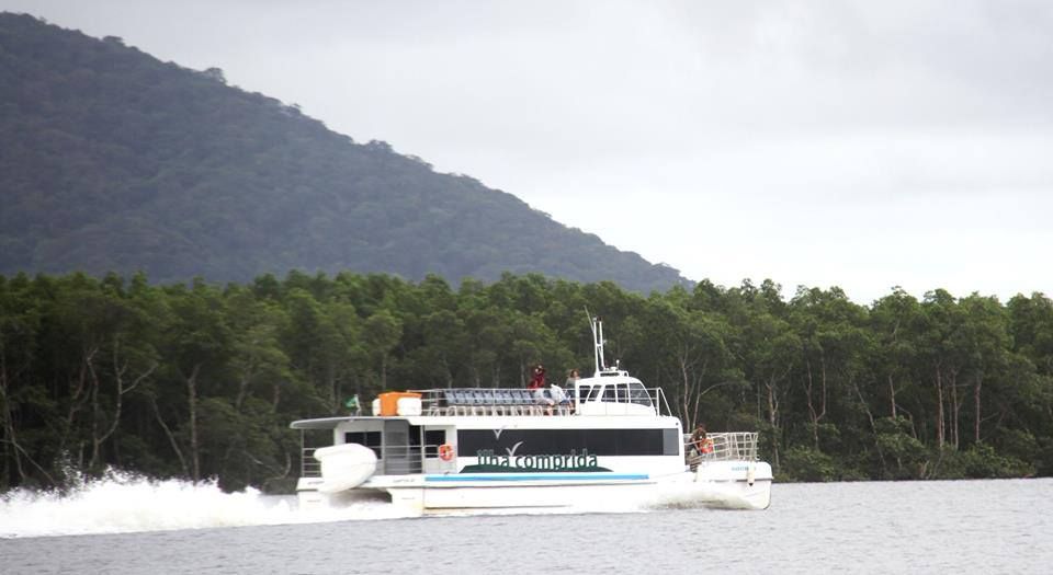 É preciso fazer agendamento para passeios com o catamarã