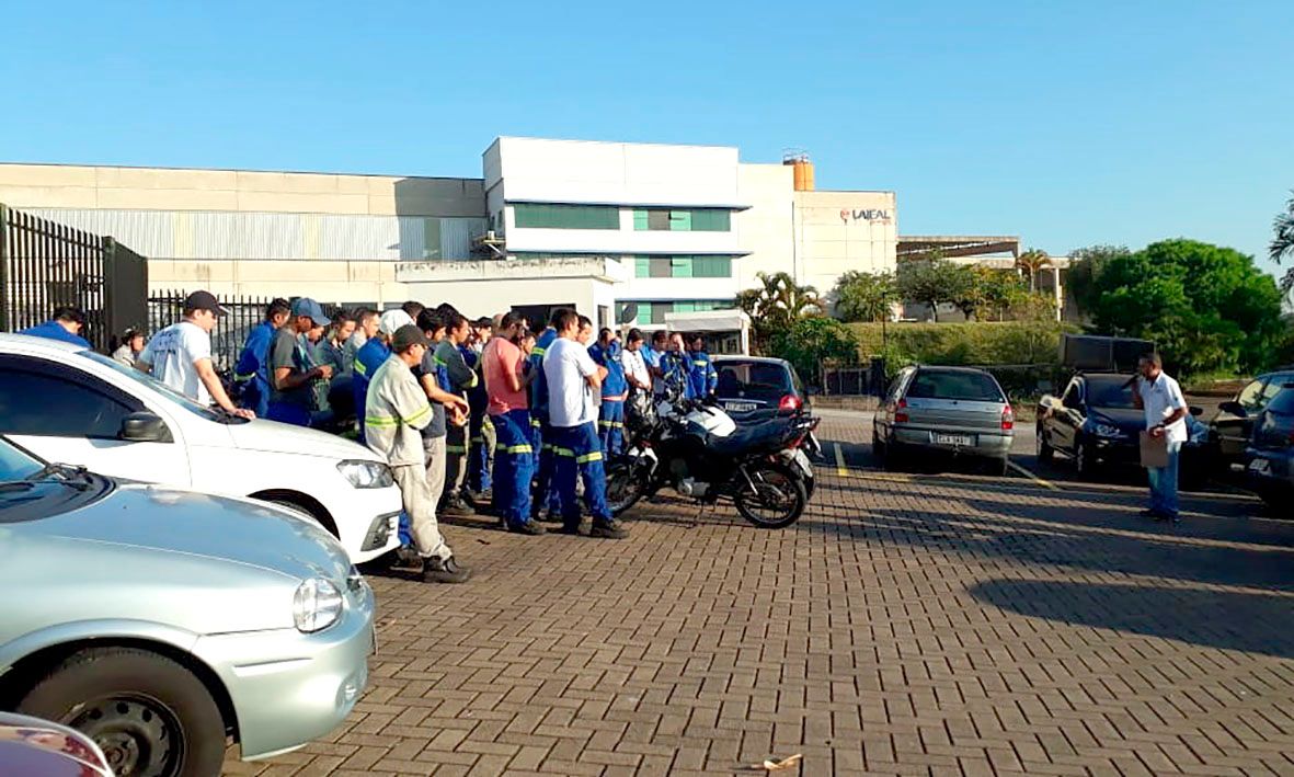 Assembleia com os trabalhadores da CBA, em Sorocaba, aconteceu na manhã do dia 30, na porta da fábrica