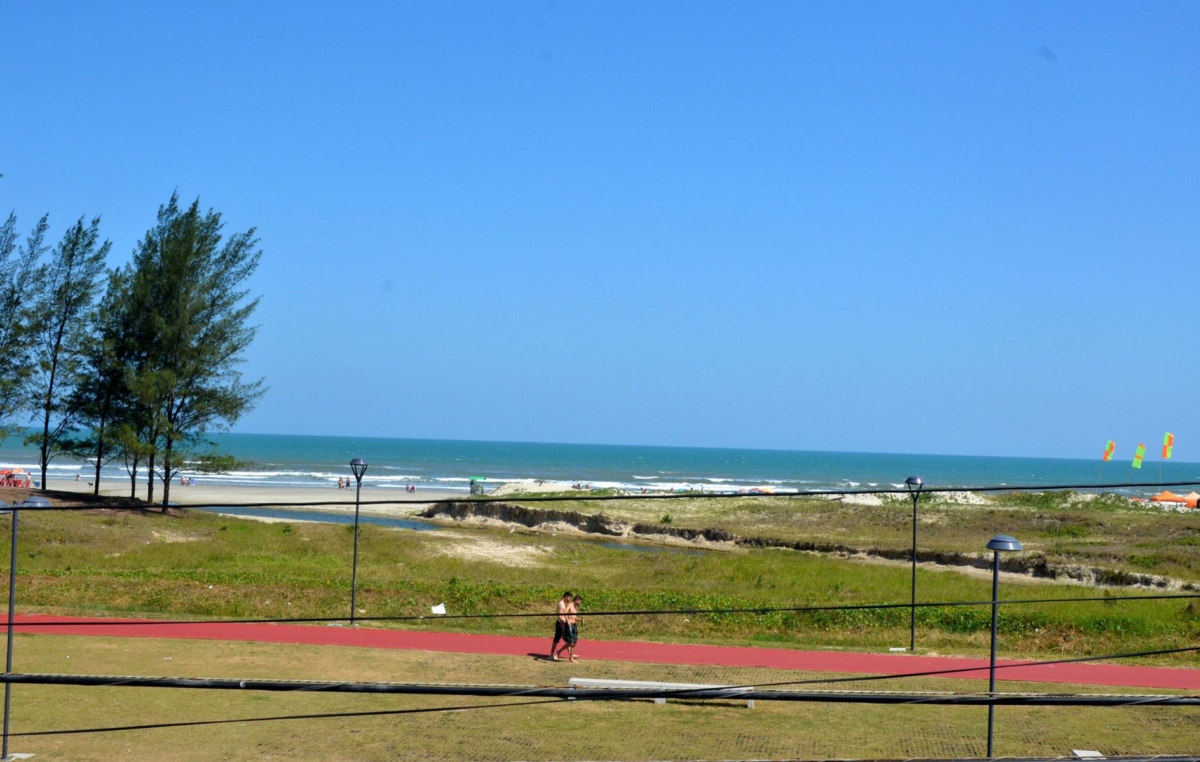 A Colônia de Férias do SMetal fica à beira mar, próxima à região central de Ilha Comprida