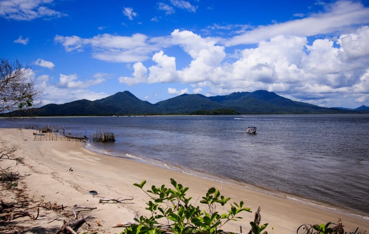 Além do mar, há também roteiros que podem ser feitos com Catamarã, na Ilha Comprida