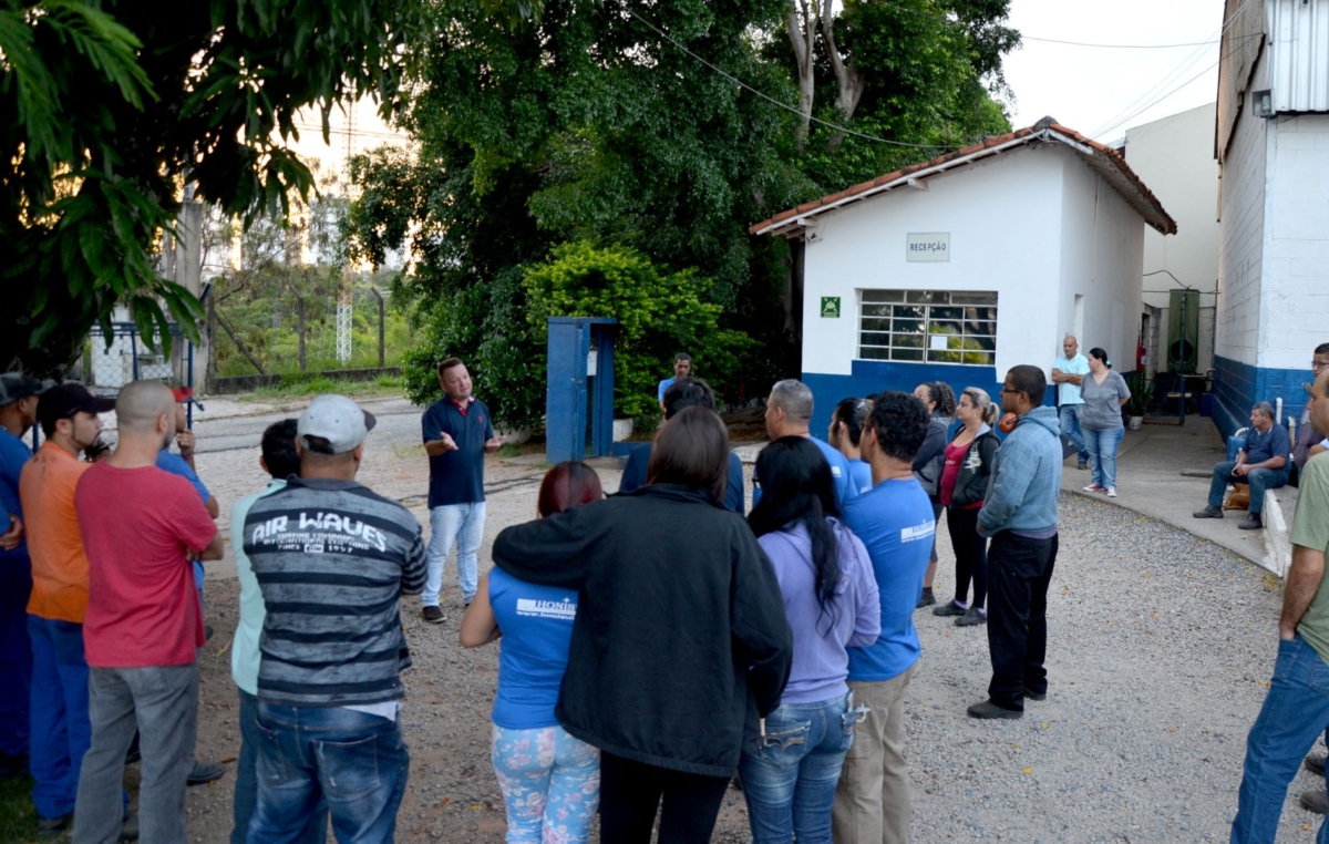 Dirigente do SMetal esteve neste terça-feira, 5, na porta da fábrica Honisul conversando com os trabalhadores