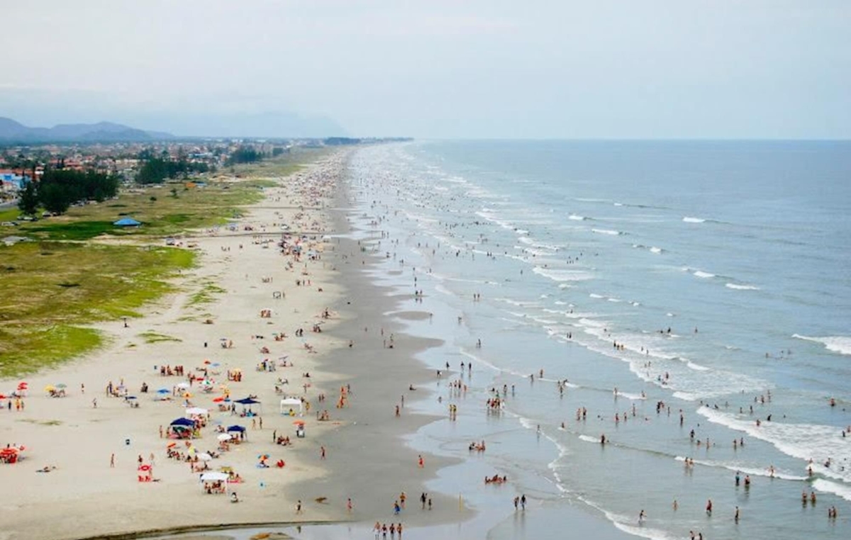 Com 74 km de praias, a Ilha Comprida é uma das últimas áreas remanescentes da Mata Atlântica e um dos últimos ecossistemas não poluídos do litoral