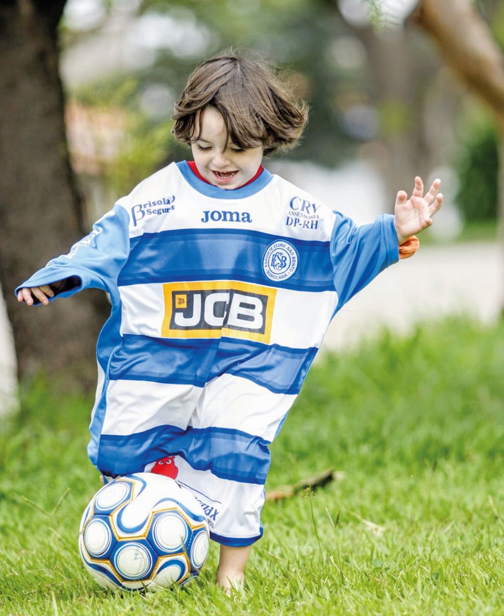 O objetivo da escolinha é trabalhar a formação de atletas e proporcionar a prática esportiva a crianças e adolescente