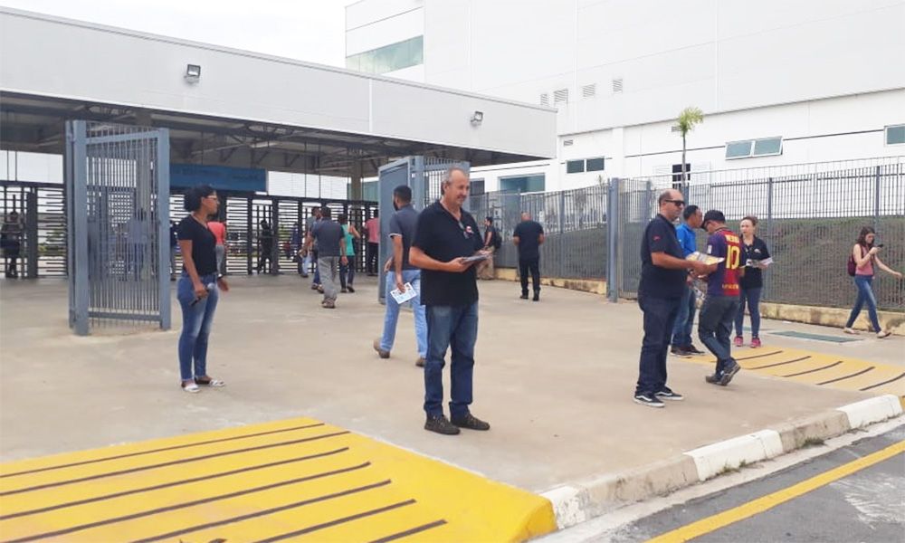 Trabalhadores receberam folheto Cipa Ativa do SMetal alertando para a segurança e saúde do trabalhador (a)