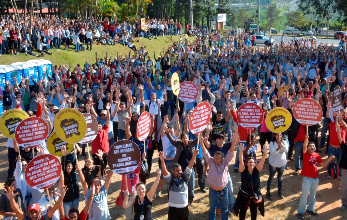 Foto do ato contra a terceirização irrestrita e as reformas da Previdência e Trabalhista, em 2017, representa os ideais do SMetal, que se mantém firme na luta pelos direitos hoje, amanhã e sempre