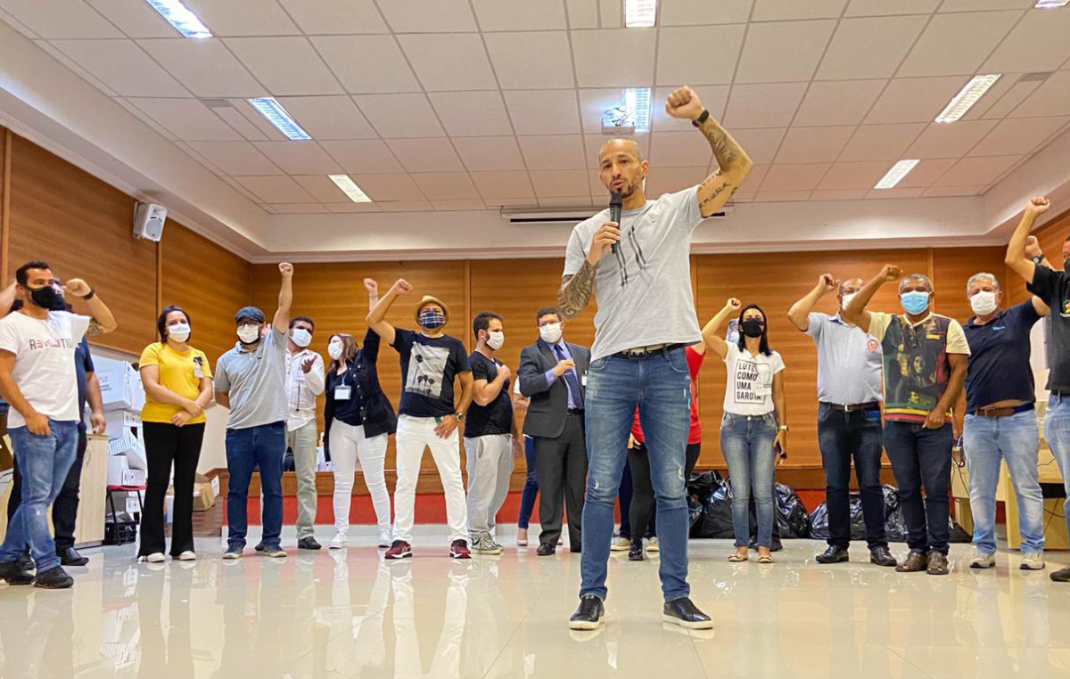 Leandro Soares (no centro) encabeça a Chapa 1, eleita na madrugada do sábado, 6