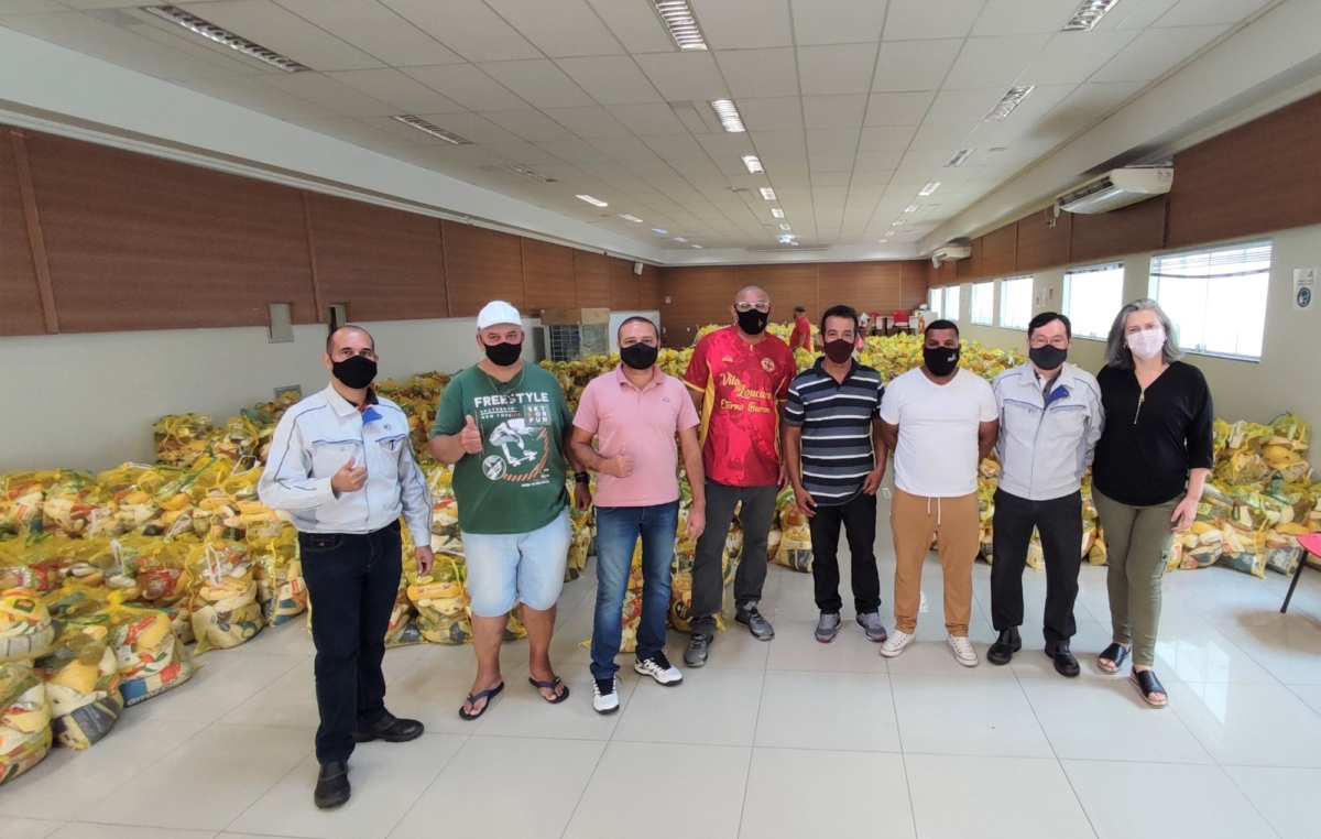 Representantes da Kanjiko visitam sede do SMetal e doam para o Natal Sem Fome