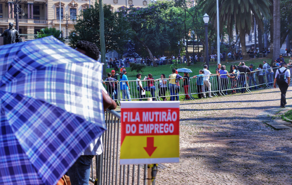 Empregos com carteira seguem crescendo muito menos do que os sem carteira