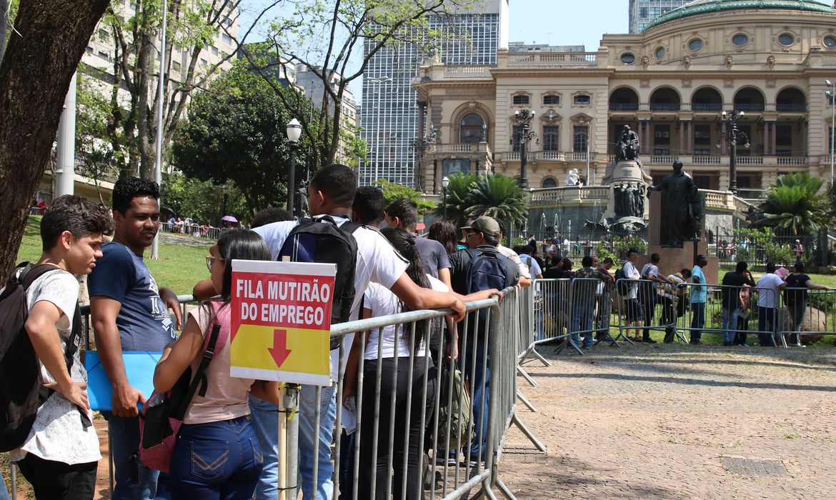 Estima-se que o número de trabalhadores sem carteira assinada seja de 12,3 milhões, um aumento de 19,8% em 12 meses