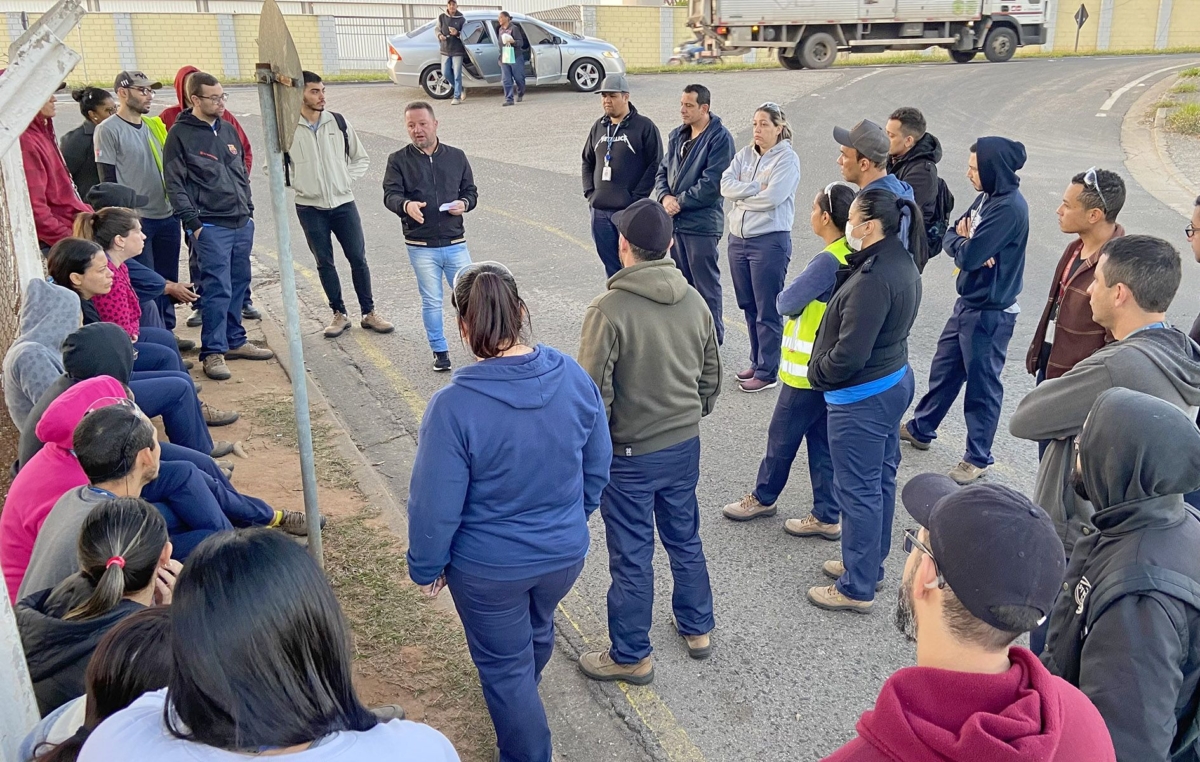 As novidades da última reunião entre a Comissão de PPR, Sindicato e a autopeça foi repassada aos trabalhadores na manhã desta quinta-feira, dia 30, na porta da Varroc