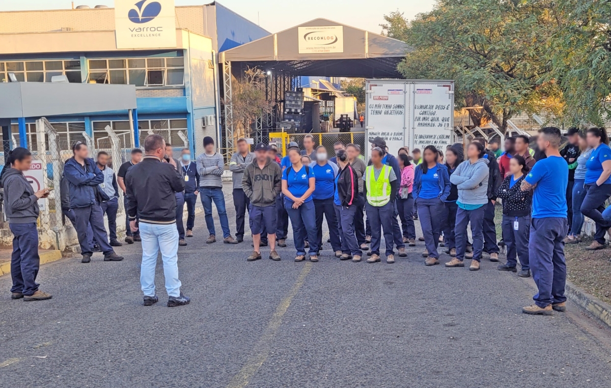 Assembleia aconteceu na manhã desta terça-feira, 26, na porta da empresa que fica localizada no bairro Cajuru