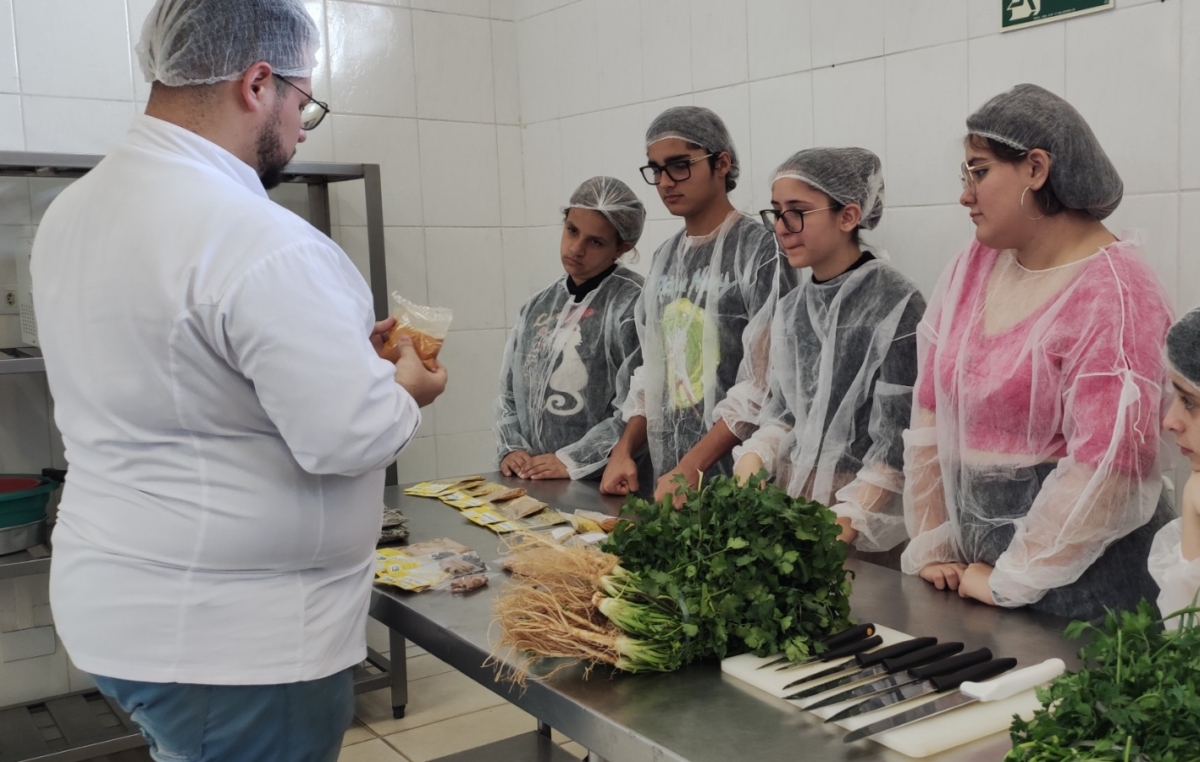 Chef Samuel assume a cozinha do projeto no Banco de Alimentos