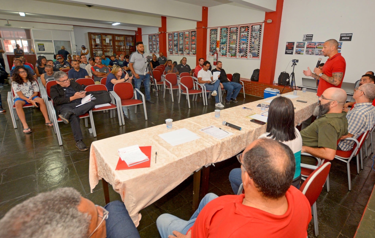 Leandro Soares, presidente do SMetal, participou da mesa de abertura da primeira plenária preparatória para o Congresso da FEM