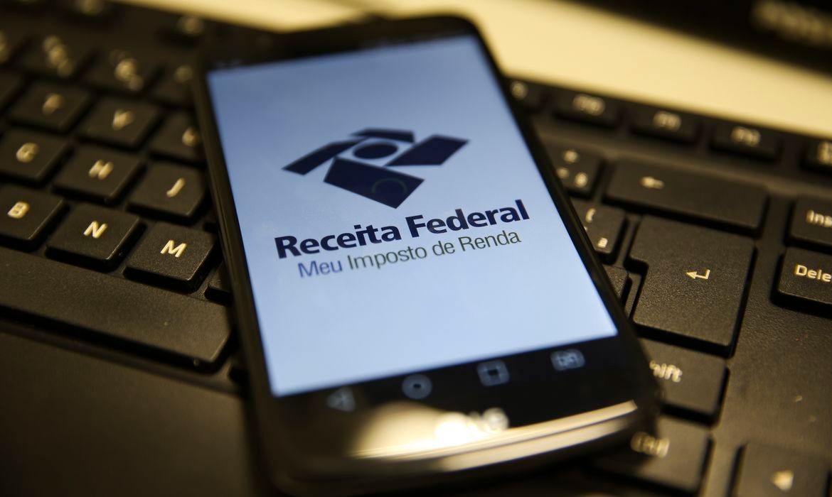 Deve declarar o IR quem recebeu rendimentos tributáveis acima de R$ R$ 28.559,70 no ano, ou cerca de R$ 2.380 por mês, incluindo salário, aposentadoria, pensão e aluguel